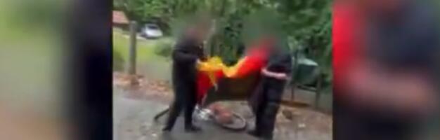 PONIŽAVAO TINEJDŽERE, TERAO IH DA LIŽU NEMAČKU ZASTAVU: AfD će izbaciti iz stranke lokalnog političara nakon skandaloznog snimka (VIDEO)