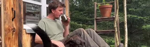 Dao otkaz na poslu i preselio se u šumu: Živi u drvenoj kućici, kupa se kišnicom, a evo kako zarađuje za hleb