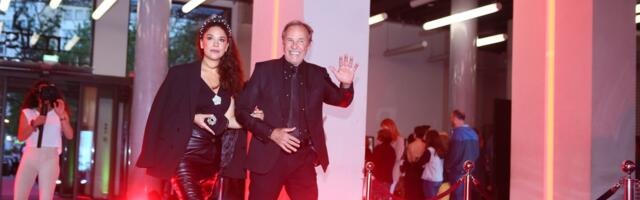 Glumac (71) zaveo 30 godina mlađu i u sedmoj deceniji dobio sina: Bili su na stubu srama zbog ljubavi, pa su svima zapušili usta