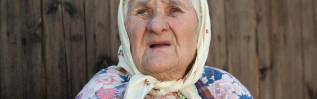 "SIN POKUŠAO DA ME OTERA U STARAČKI DOM" Žena nije mogla da veruje šta joj je UČINIO NAJROĐENIJI: "Hteo je kuću..."