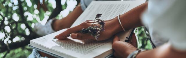 Navika od 10 minuta koja menja mindset: Zašto je pisanje dnevnika postao wellness ritual uspešnih žena