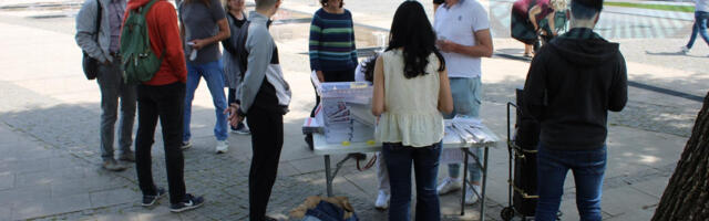 Nalepnice “Studenti pobeđuju” deljene u Leskovcu