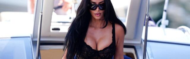 Kim Kardašijan raspametila dekolteom: Grudi prelivaju uz korseta - svi gledali samo u nju (FOTO)