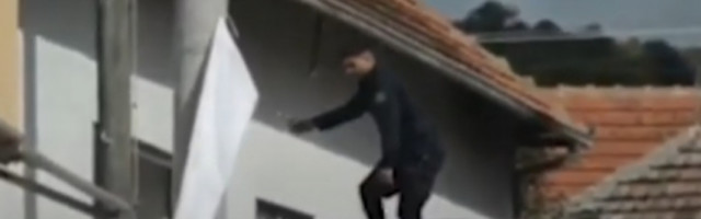 ROSU SKINULA TRANSPARENT ZSO! Nastavlja se tortura nad Srbima na Kosovu! (VIDEO)