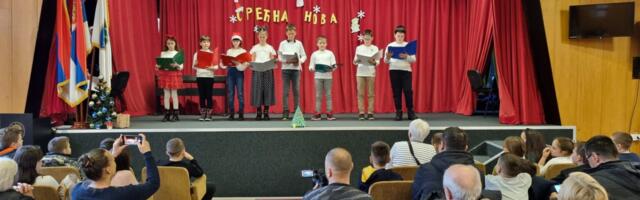 Четвртаци ОШ “Владимир Перић Валтер“ новац сакупљен од продајне изложбе донирали за лечење малог Василија