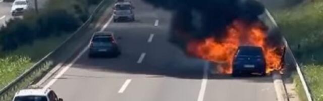Zapalio se automobil na auto-putu (VIDEO)