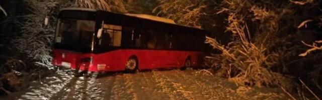 PROKLIZAO AUTOBUS U MALOJ MOŠTANICI: Drama u beogradskom naselju, u Mirjevu kolaps