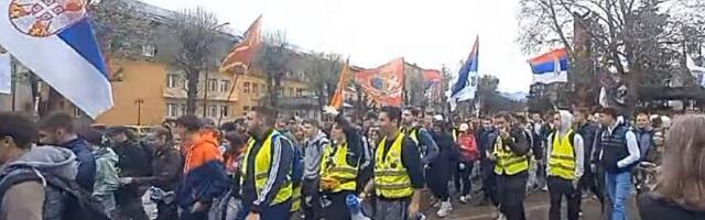 Studenti iz Čačka pridružili se kolegama iz zapadne Srbije i krenuli peške u Kraljevo