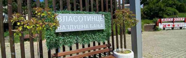U Vlasotincu nove klupe, kante, žardinjere i biciklarnici