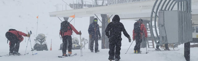 STRAVA NA SKIJALIŠTU! Ženi se ranac ZAKAČIO za ski lift, pa se OBESILA kaišem u vazduhu! Muk i neverica među turistima