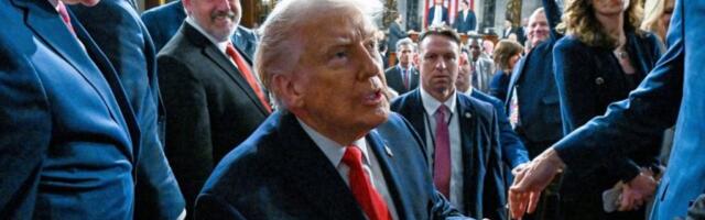 HAOS TOKOM TRAMPOVOG GOVORA! Demokrate IZVIŽDALE američkog predsednika, Al Grin poručio: Crni ljudi nisu majmuni! Ilhan Omar bila NAJGLASNIJA! (FOTO, VIDEO)