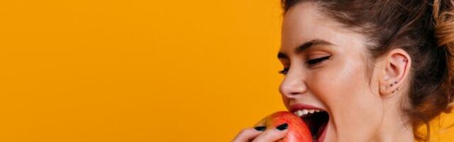 Svi pogrešno jedemo jabuke: Nismo ni svesni da štetimo crevima - stručnjaci otkrivaju kako je pravilno