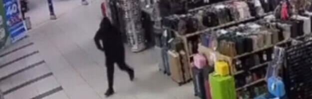 DRAMATIČAN SNIMAK POKUŠAJA PLJAČKE U ZEMUNU: Razbojnik uleteo u prodavnicu, radnik uspeo da ga otera (video)