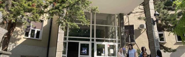 Razbijeno staklo na Dekanatu, policija i sumnjivi glasački listići: Šta se sinoć dešavalo na Medicinskom fakultetu u Beogradu?