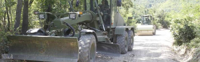 Припадници Војске Србије уређују манастир и пут код Беле Паланке