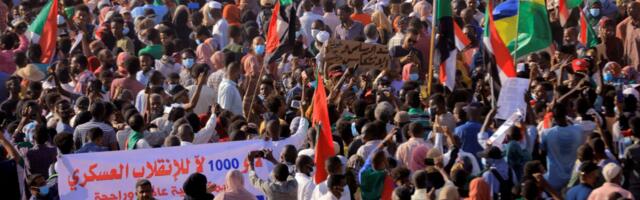 Masovni protesti protiv puča u Sudanu na obeležavanju godišnjice pobune