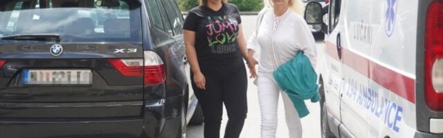 Miljana Kulić došla na KONTROLU sa roditeljima: Rijaliti zvezda i dalje leči POVREĐENU NOGU, smrknuta faca u prvom planu (FOTO)