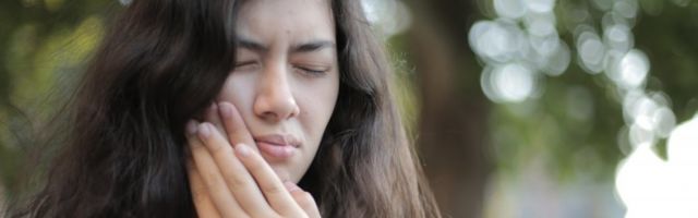 (RECEPT) Rešite se ZUBOBOLJE za samo 30 sekundi: Ovo je prirodni lek!