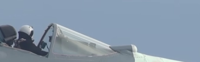 Ruski pilot snimljen kako leti bez zaštite iznad glave