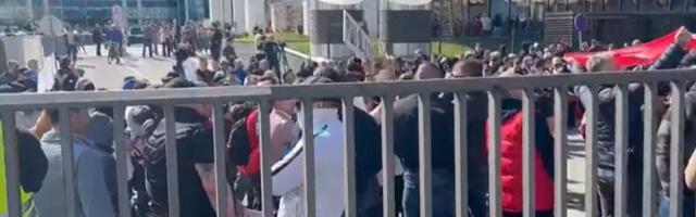 Grupa ljudi blokira ulaz na N1: Ne dozvoljavaju nikome da uđe ili izađe