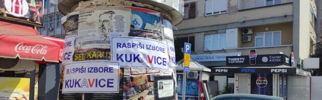 Predstavnici opozicije u centru Čačka izlepili plakate sa porukom “Rapiši izbore, kukavice“