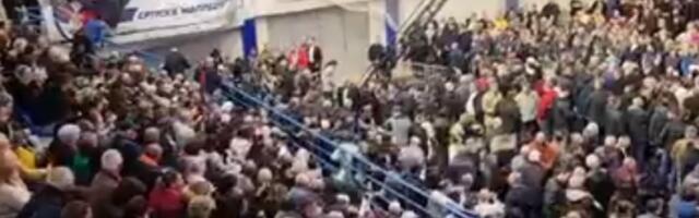 GRAĐANI MIONICE DOČEKUJU PREDSEDNIKA VUČIĆA Igla nema gde da padne (VIDEO)