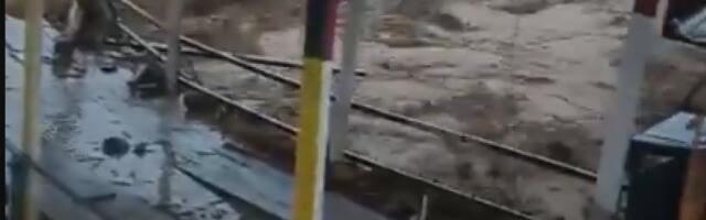 NEZAPAMĆENE POPLAVE PARALISALE OSTRVO! Više od 400 mrtvih, helikopterima izvlače preživele! (VIDEO)