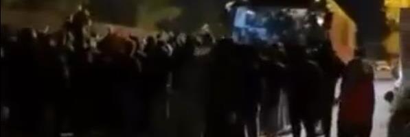 POTPUNI HAOS! NAVIJAČI SLAVNOG TIMA PRETUKLI SVOJE IGRAČE! Upali u autobus sa fudbalerima, klub se odmah oglasio