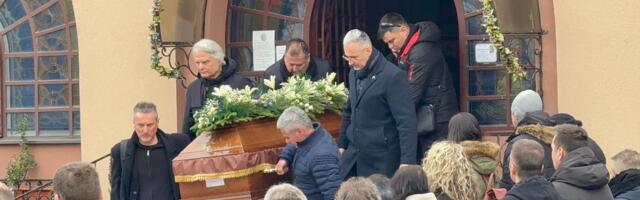 Vuk Kostić sa Dušanom Savićem nosi kovčeg na sahrani Mike Aleksića