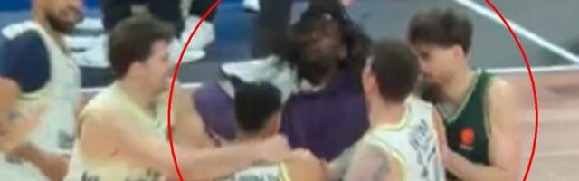 Skandal u Atini! Lesor "poludeo" posle poraza i provokacije, pa izazvao haos, hteo da bije sve na terenu!