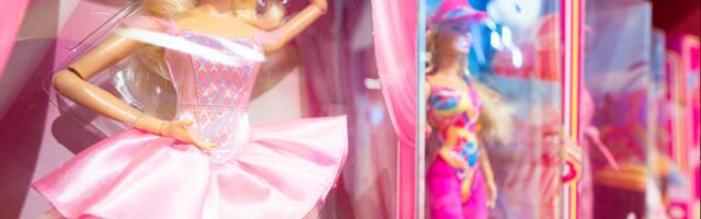 RODITELJI OTVORILI LUTKU KOJU SU KUPILI ZA ĆERKU PA DOŽIVELI NAJVEĆI KOŠMAR: Iz Barbike izleteo beli prah, kad su saznali ŠTA JE UNUTRA, PRESTRAVILI SE!