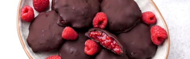 VIDEO: Hrskavi kolačići od maline i tamne čokolade