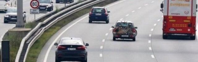 Šta se ovo dešava u Foči? Legla nasred puta i blokirala saobraćaj (FOTO)