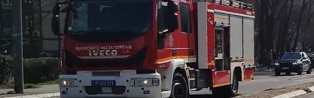 Požar u Beogradu: Plamen zahvatio krov zgrade u izgradnji (FOTO)