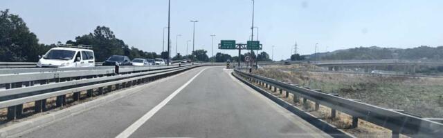 KARAMBOL IZMEĐU PETLJI VRBAS I SIRIG: Prevrnuo se kamion na auto-putu u smeru ka Novom Sadu, stoji sve! Očekuje se višesatna obustava saobraćaja