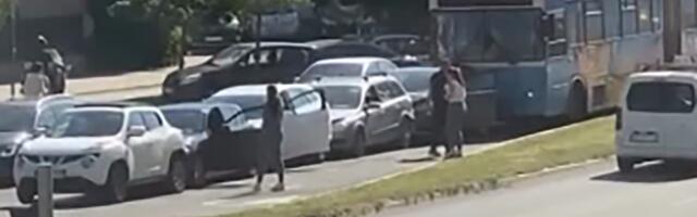 NIKAD DUŽI LANČANI U NOVOM SADU: Gradski autobus se zakucao u kolonu automobila na Bulevaru patrijarha Pavla (FOTO/VIDEO)