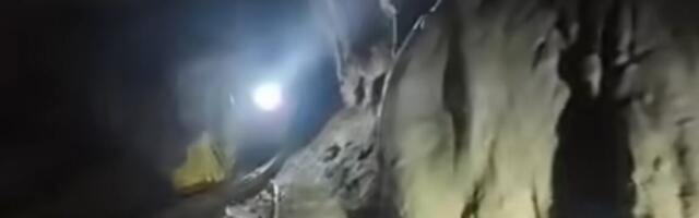 DRAMA U PEĆINI SE NASTAVLJA, OBJAVLJEN EMOTIVAN SNIMAK! Spasioci ispumpavaju vodu kako bi izvukli 5 zarobljenih muškaraca, došli su do njih! (VIDEO)