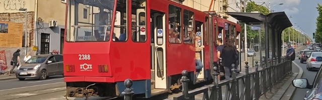 Tramvaj priklještio muškarca uz ogradu na Novom Beogradu
