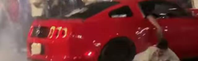 Mladić ostao bez pantalona pod točkom Mustang modela u driftu