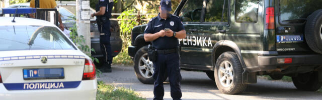 KRV POTEKLA ZBOG PARKING MESTA Ranio dvojcu komšija nakon rasprave oko parkiranja u selu kod Kovina