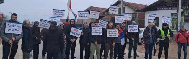 Meštani 6 leskovačkih sela blokadom puta podržali studente