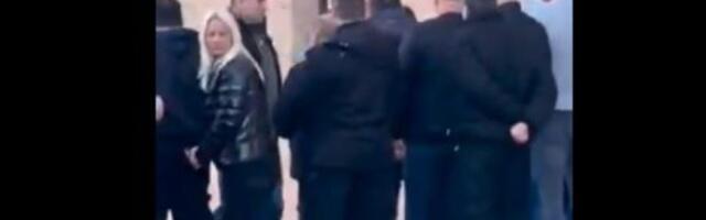 Miloš Vučević izviždan i gađan jajima u Bečeju (VIDEO)