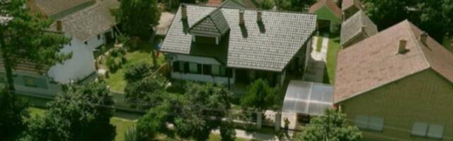 (FOTO) Danas živi u palati na obali, a odrasla u skromnoj kući nedaleko od Beograda: Ovo je dom najbogatije Srpkinje
