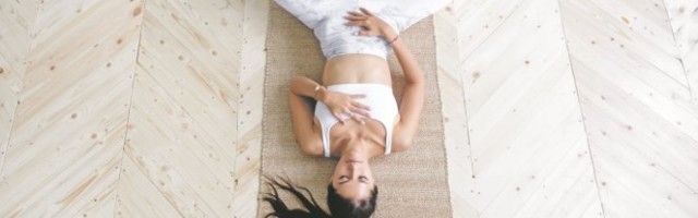 Ceo dan ste NA NOGAMA i sve vas BOLI? Probajte sledeće LAGANE vežbe i PREPORODIĆETE SE!