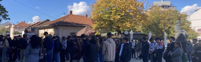 Gimnazijalci odaju poštu stradalima u Novom Sadu
