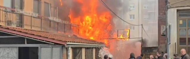 POŽAR U PORODIČNOJ KUĆI U NOVOM PAZARU: Meštani kažu da nije prvi put da se zapalila ali sad je plamen progutao sve (video)