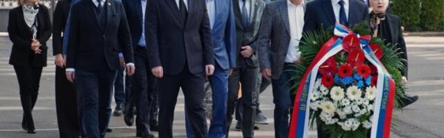 Macut sa ministrima položio venac na mestu gde je ubijen Zoran Đinđić