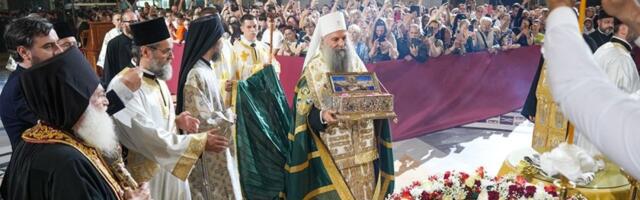 Reka vernika ispred Hrama Svetog Save: Večeras bdenije i ponoćna liturgija koju služi patrijarh Porfirije!