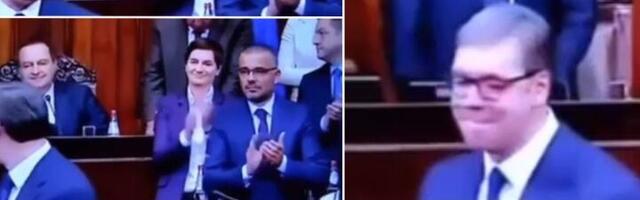 Dok svi aplaudiraju Vučiću - Dačić sedi i ćuti (VIDEO)