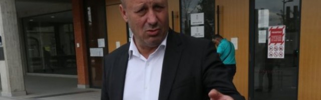 PRŠTALE PROVOKACIJE ISPRED SUDA! General Simić se pojavio u Palati pravde - svi gledali ČIME JE DOŠAO! Progovorio o VIKENDICI I RIBAMA (FOTO)